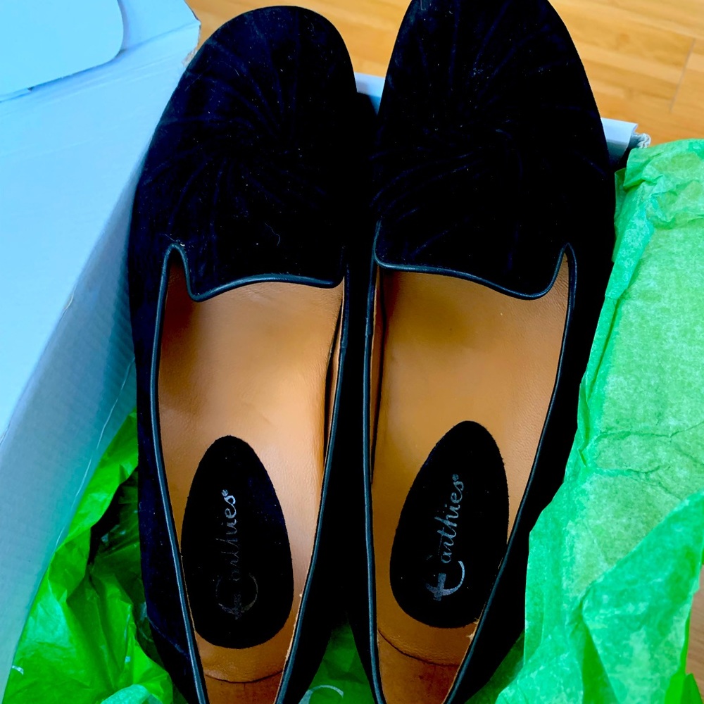 Never worn - Black kid suede ladies shoes size 9 -Earthies-Zuma.
